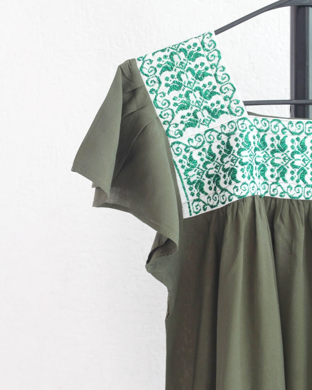 Vestido Tania Bordado Hojas Verde Militar🌿