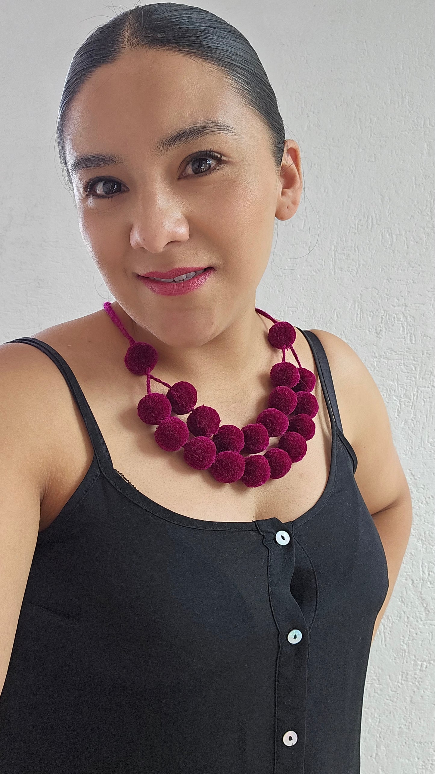 Collar pompones vino