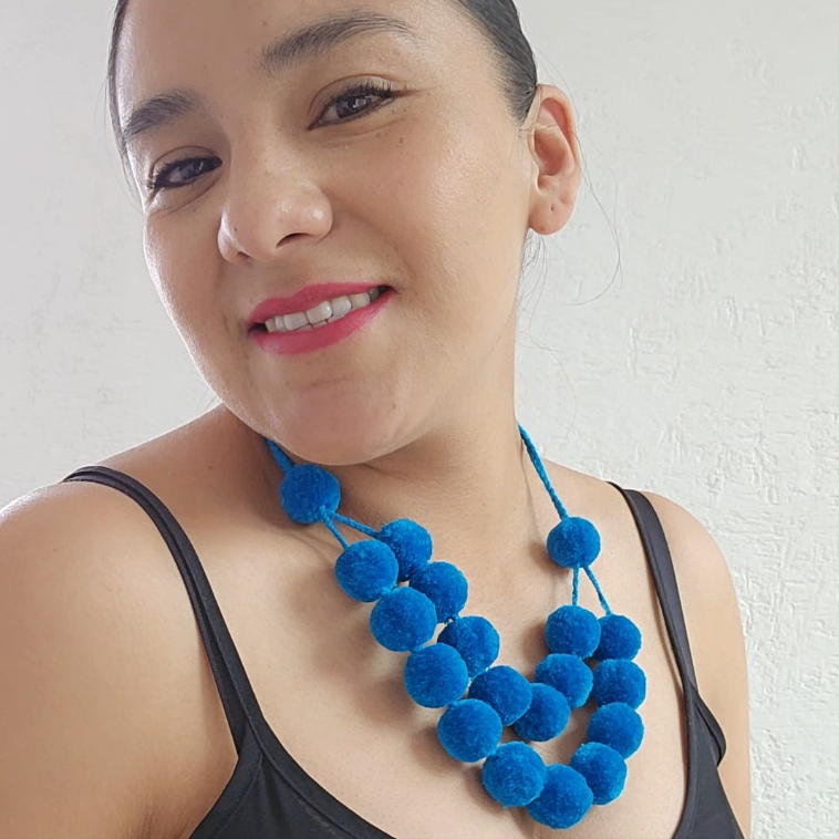 Collar pompones azules