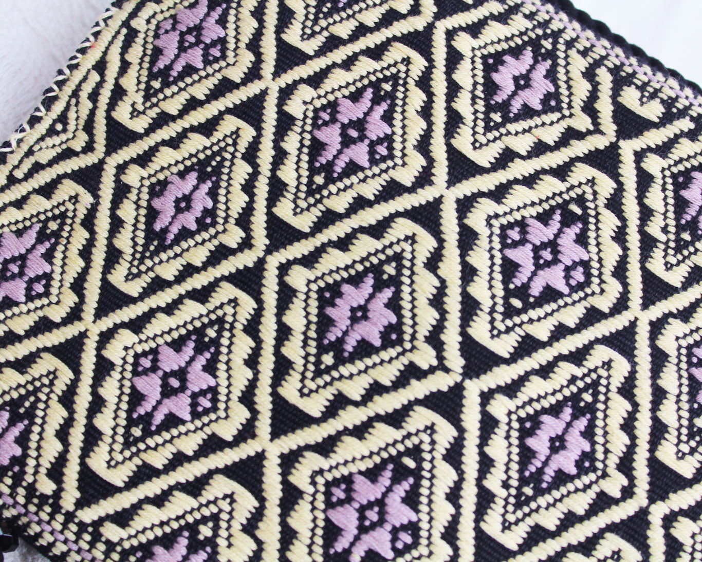 Bolso Telar Pompones Estrellas Lila Amarillo