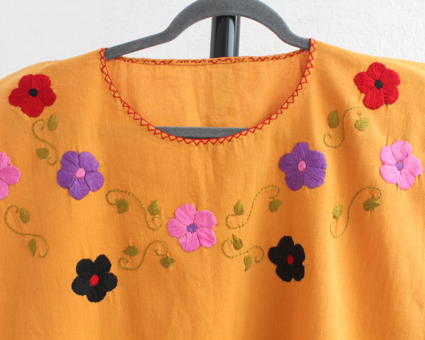 Blusa Corta Bordada Ana Mostaza Flores