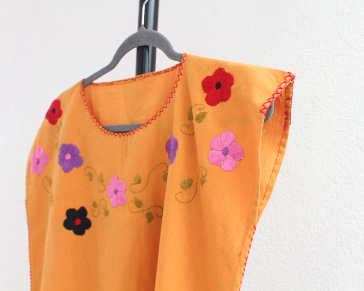 Blusa Corta Bordada Ana Mostaza Flores