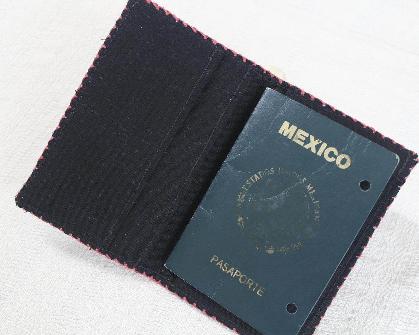 Porta Pasaporte BATS’I LUCH Morado Negro