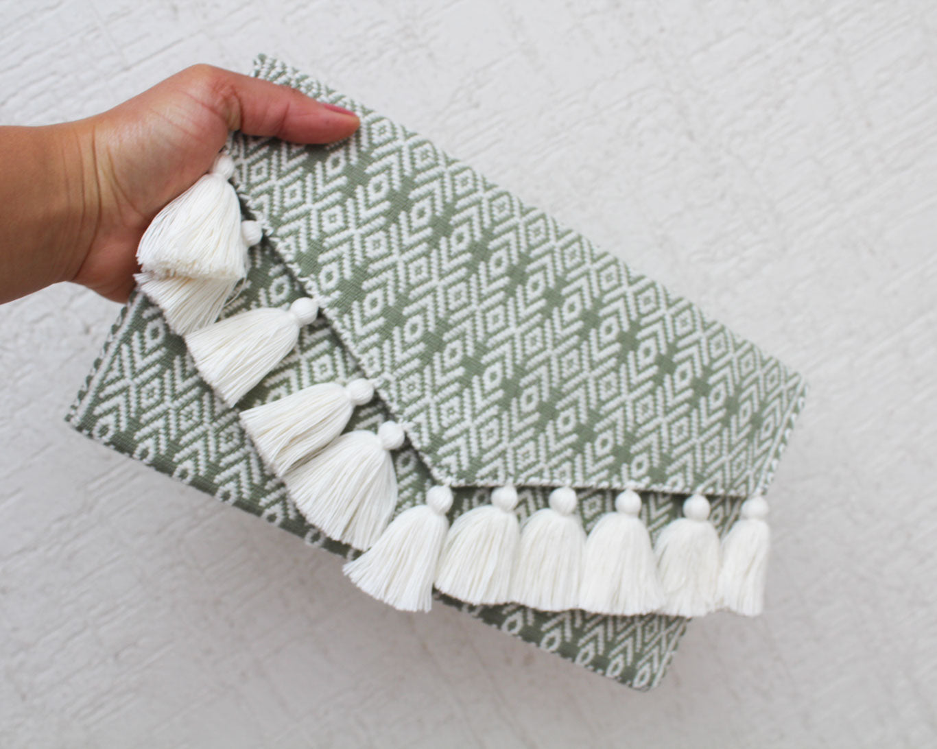 Clutch Artesanal Flores Menta Blanco