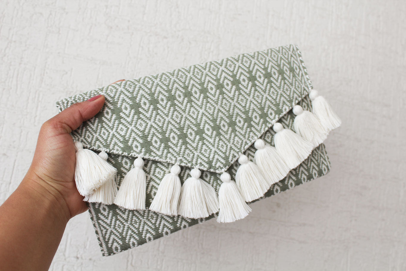 Clutch Artesanal Flores Menta Blanco