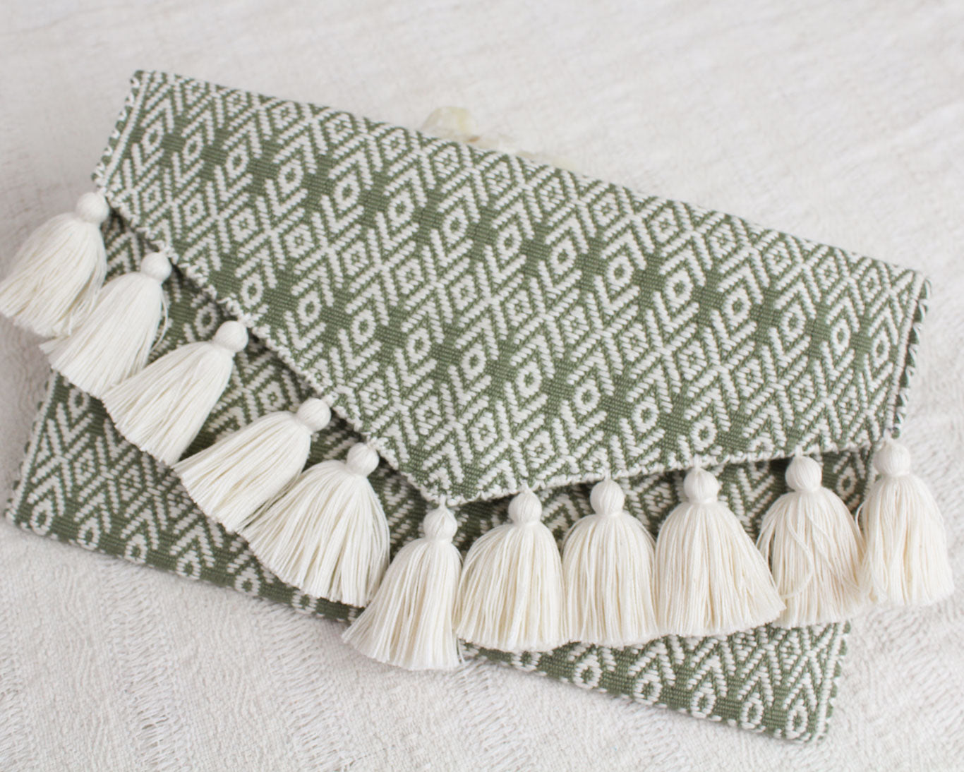 Clutch Artesanal Flores Menta Blanco