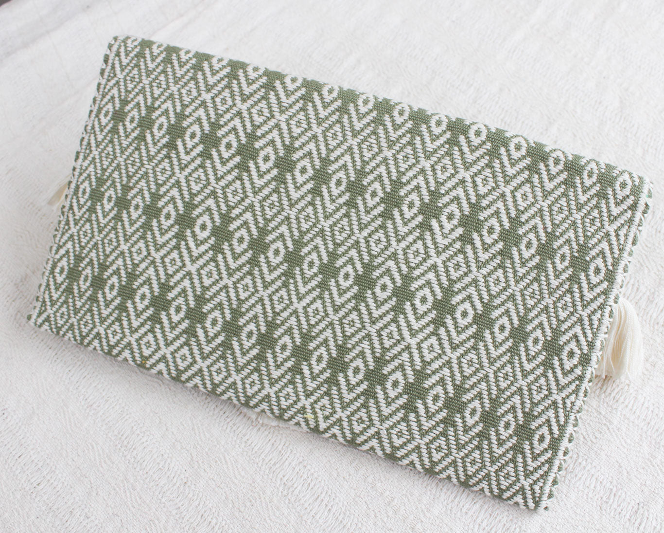 Clutch Artesanal Flores Menta Blanco