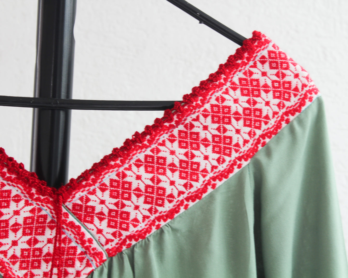 Blusa Cuello V Menta Rojo Flores CH M