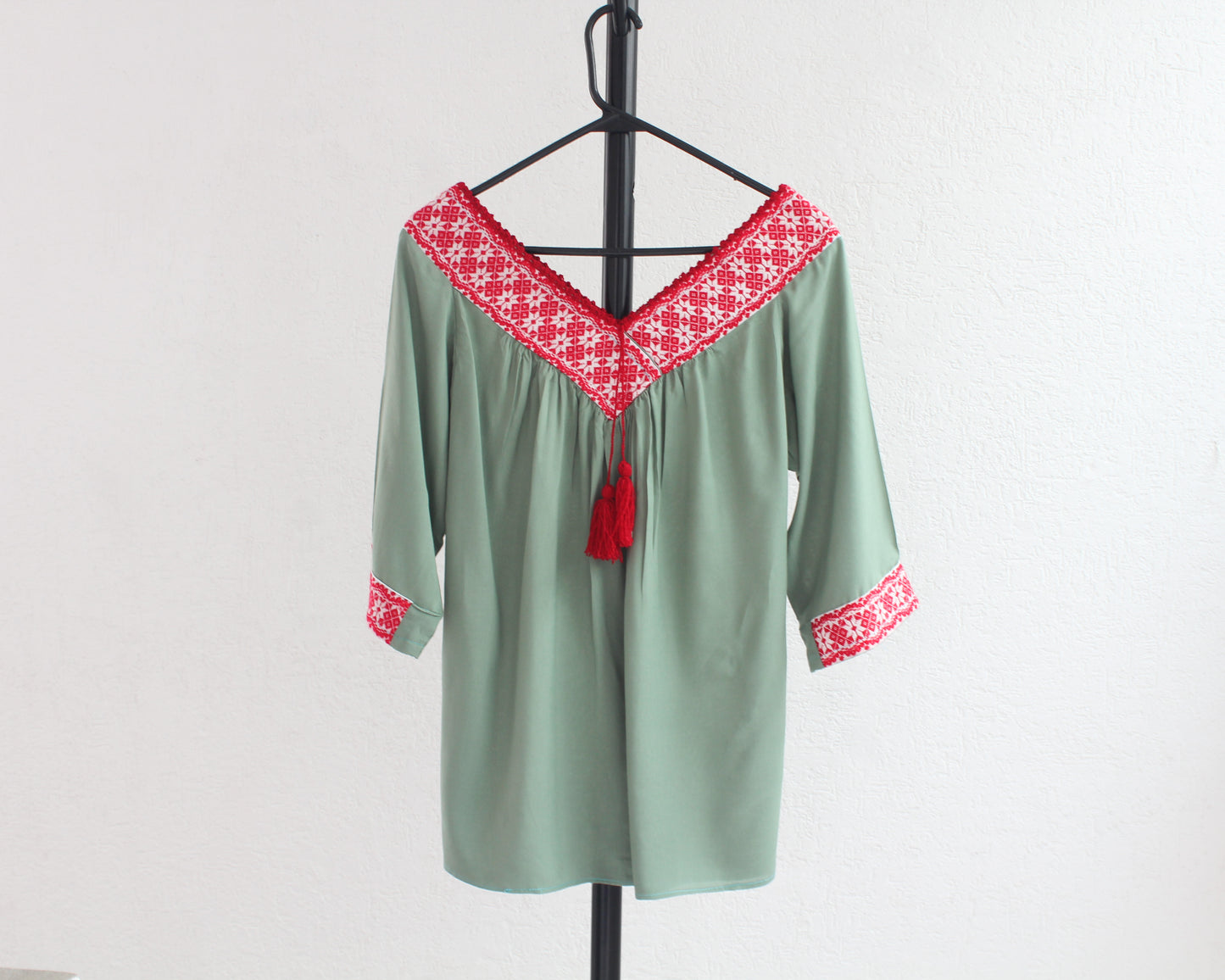 Blusa Cuello V Menta Rojo Flores CH M