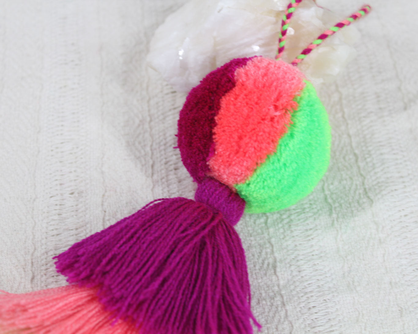 Pompon Grande Magenta Coral Verde