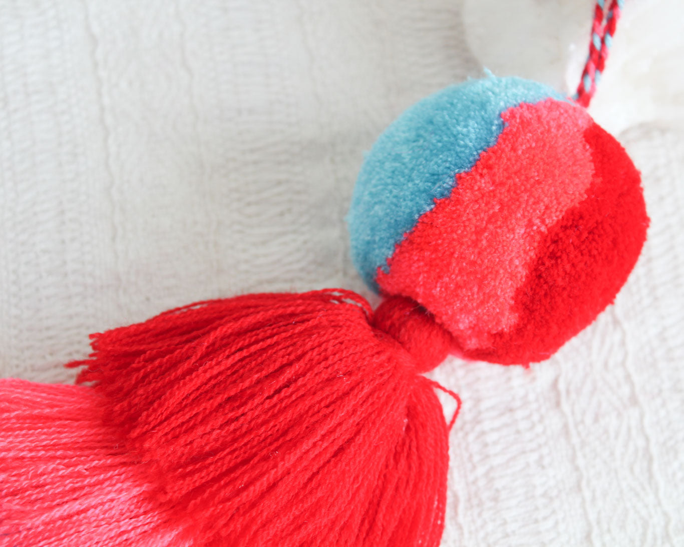 Pompón Grande Azul Coral Rojo