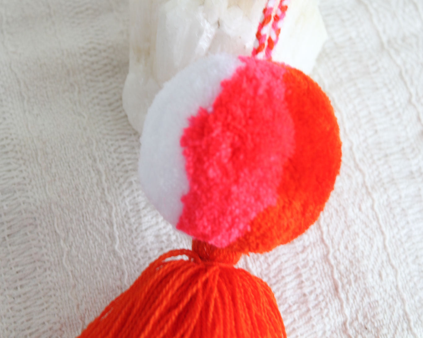 Pompón Grande Blanco Coral naranja