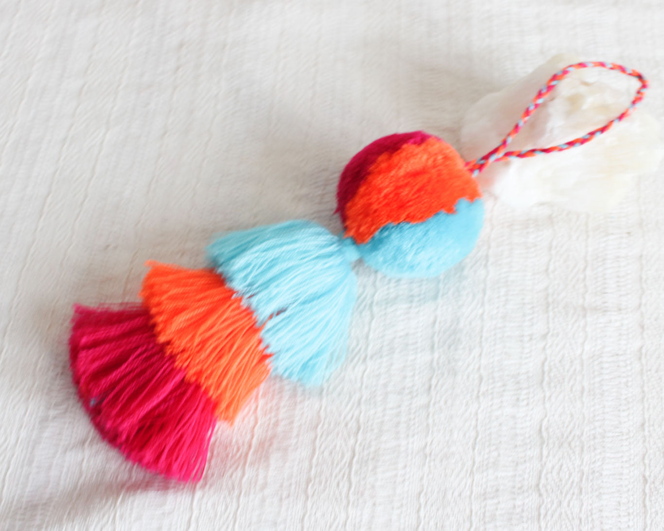 Pompón Grande Magenta Naranja Azul