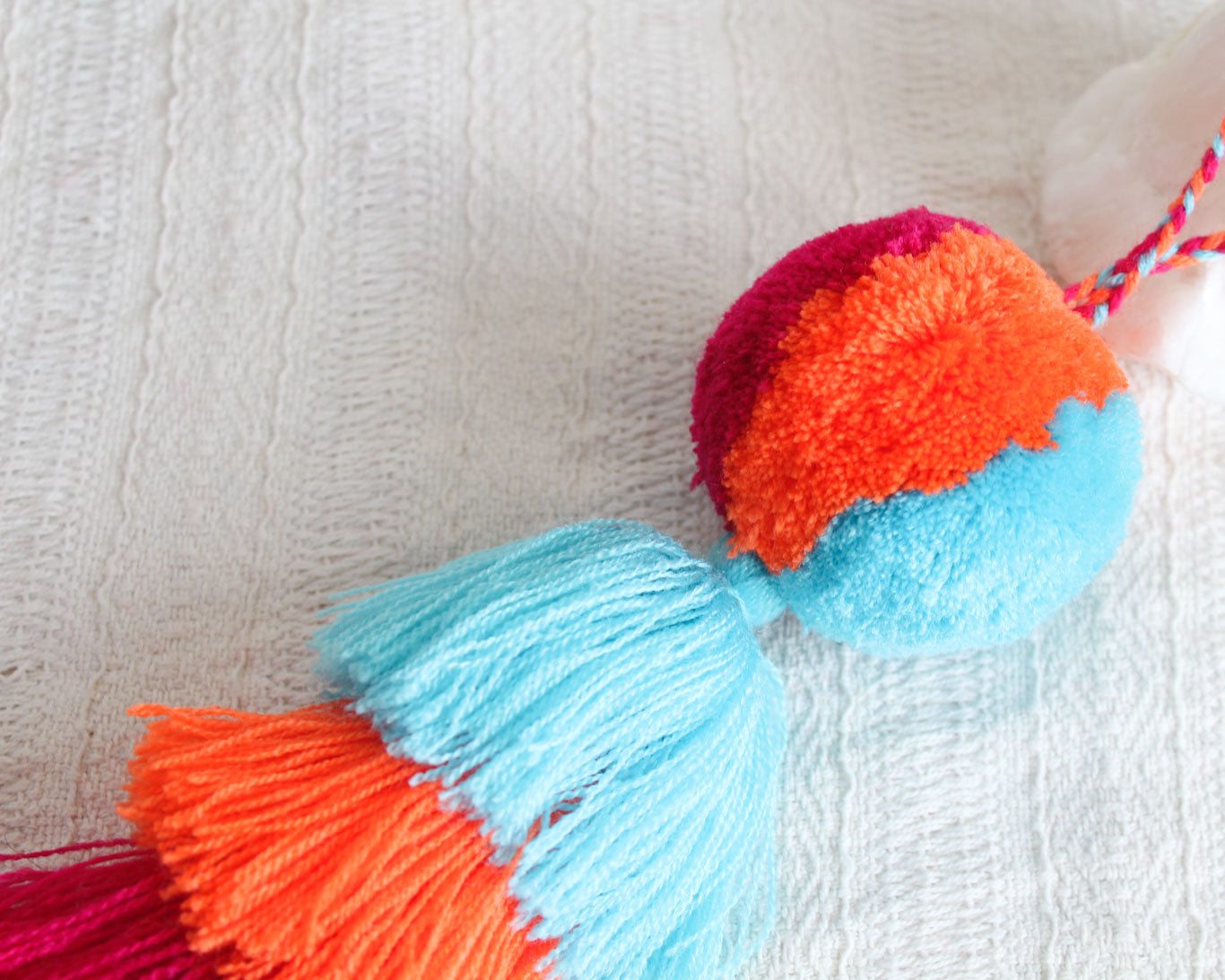 Pompón Grande Magenta Naranja Azul