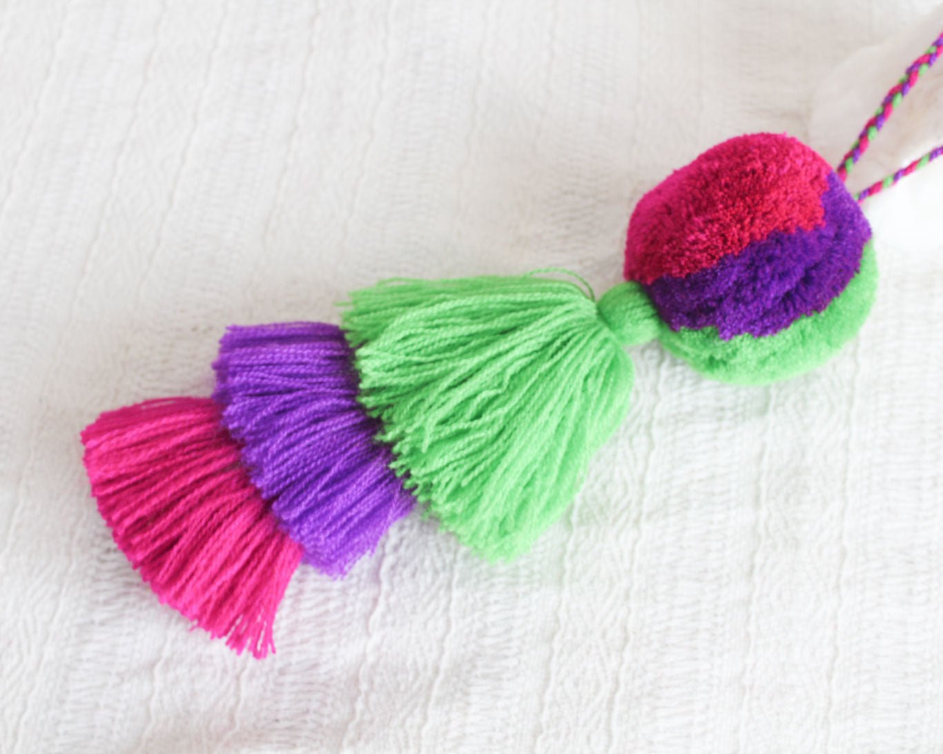 Pompón Grande Magenta Morado Verde