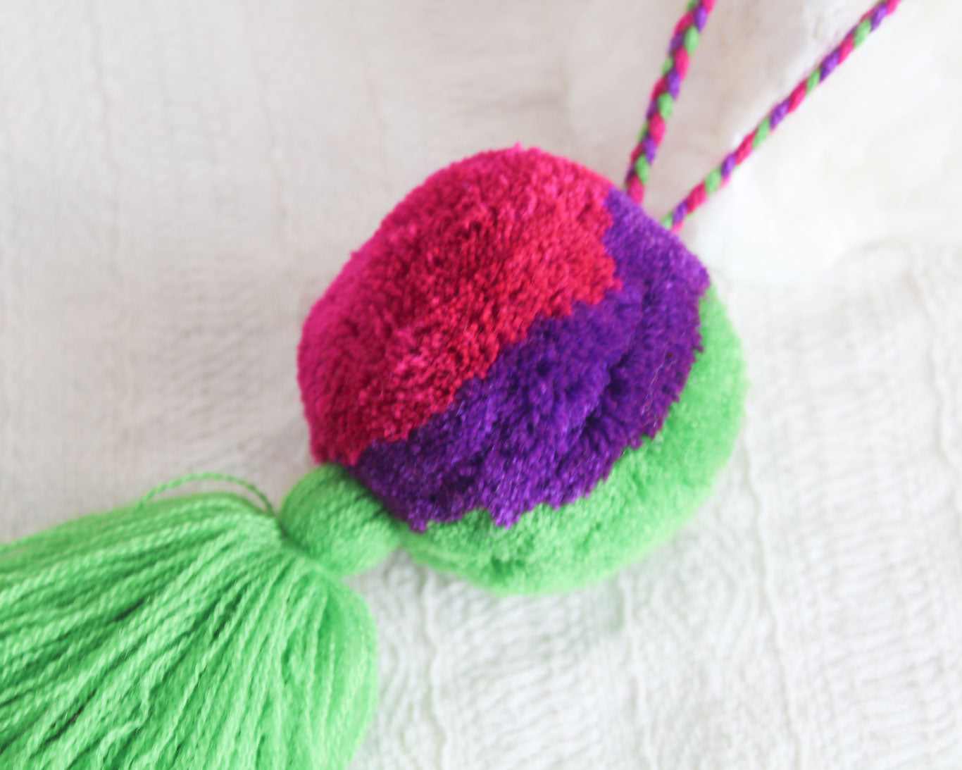 Pompón Grande Magenta Morado Verde