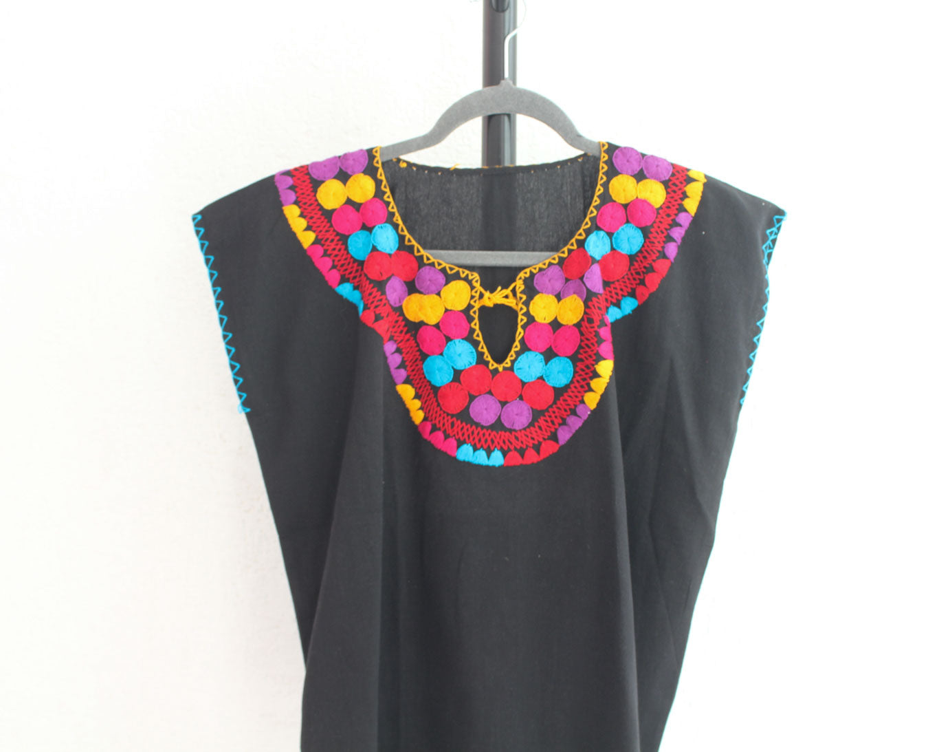 Blusa Corta Bordada Circulos Colores
