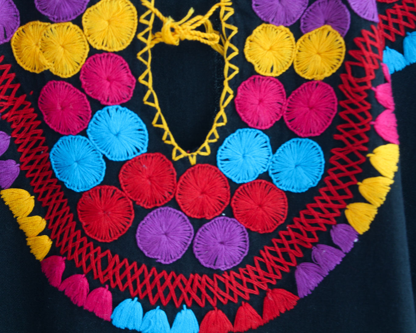 Blusa Corta Bordada Circulos Colores