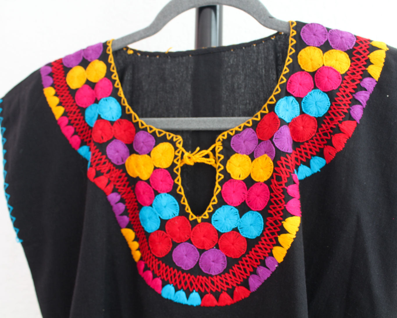 Blusa Corta Bordada Circulos Colores