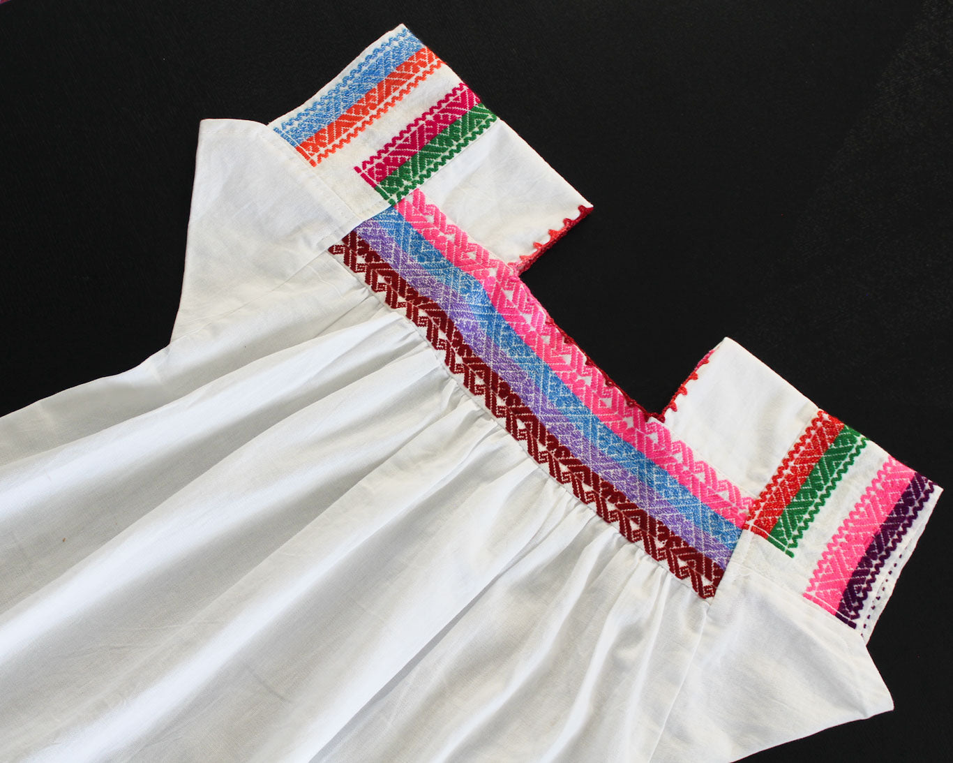 Blusa Tradicional Bordada Flores Líneas Colores CH