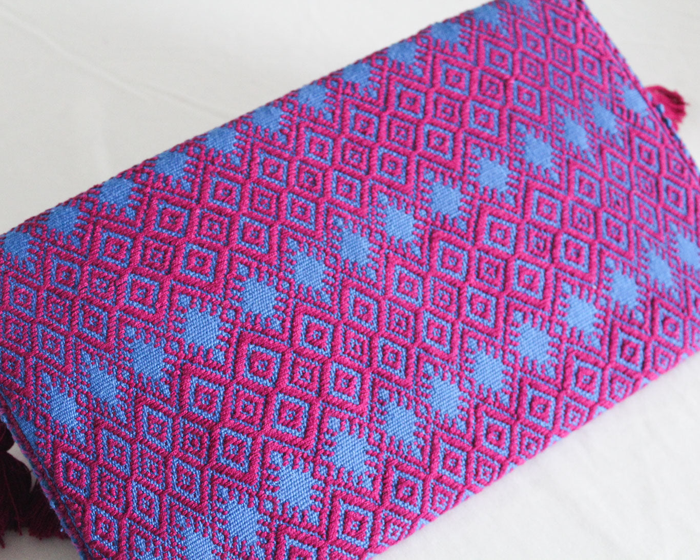 Clutch Artesanal SCH ’IXAL Corona Guinda Azul