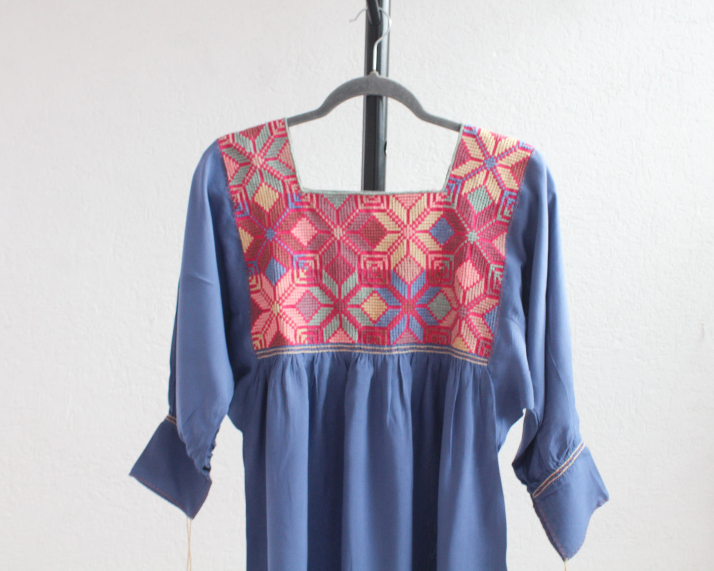 Blusa Gloria Punto de Cruz Azul Rosa