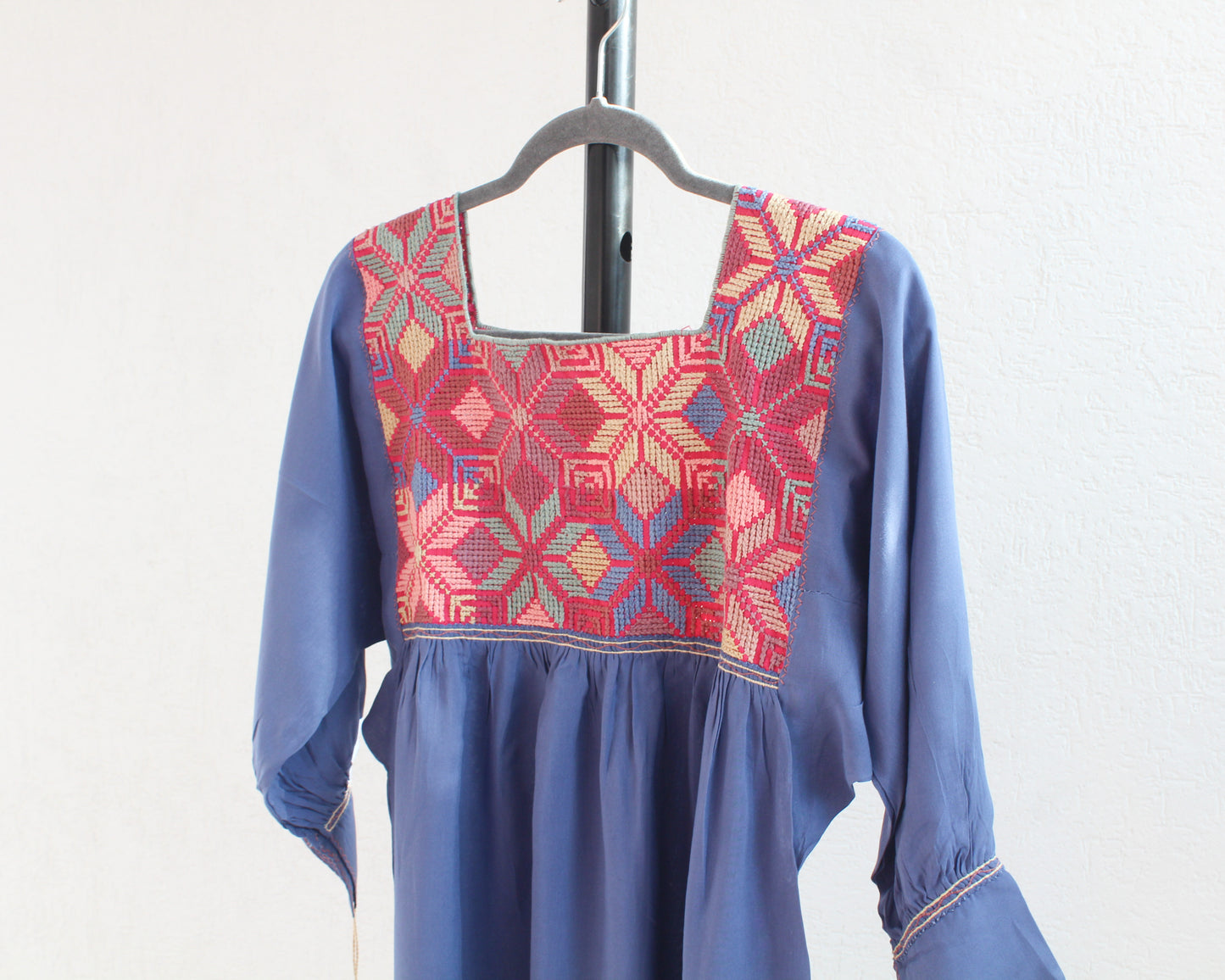 Blusa Gloria Punto de Cruz Azul Rosa