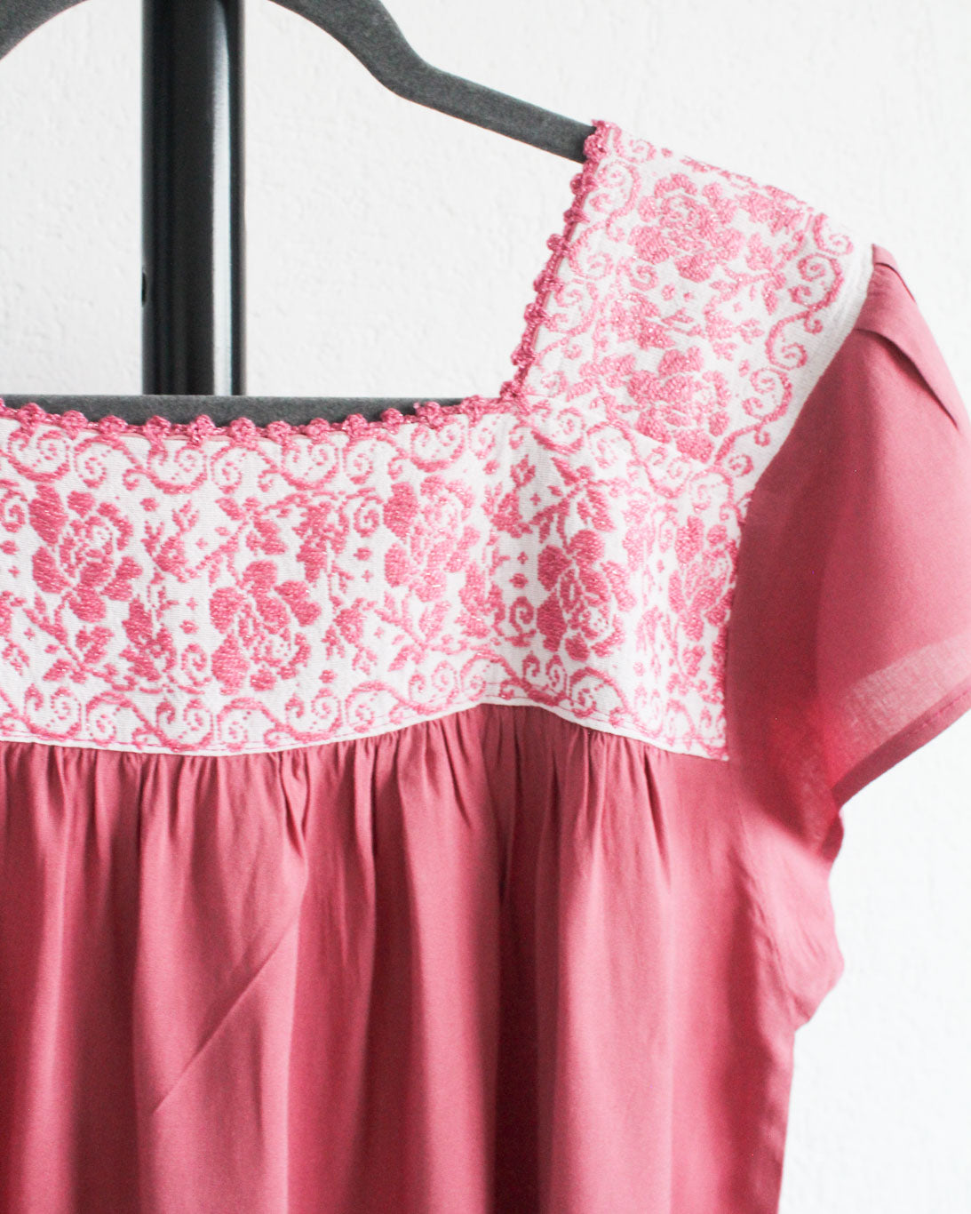 Vestido Tania Bordado Rositas Palo de Rosa