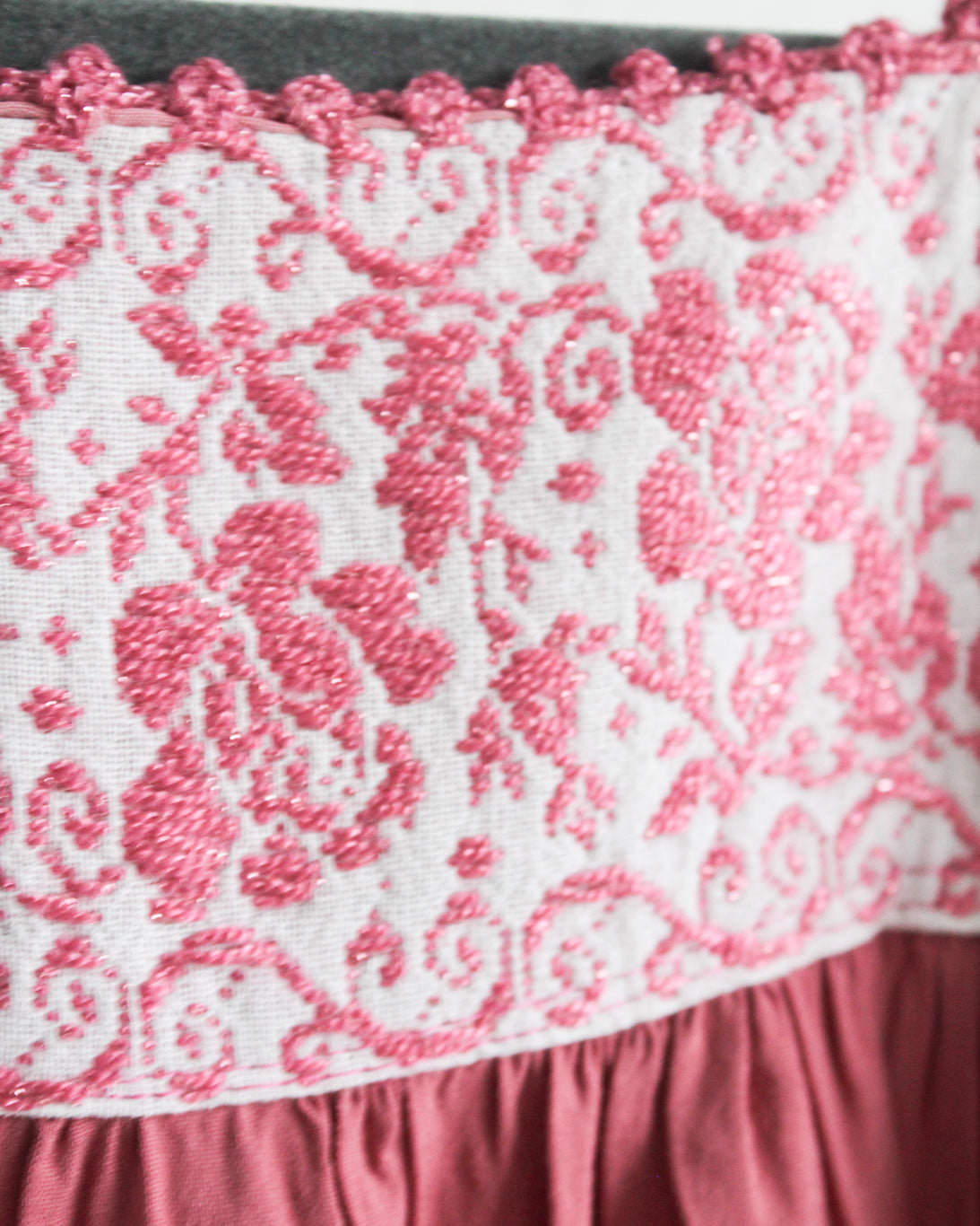 Vestido Tania Bordado Rositas Palo de Rosa