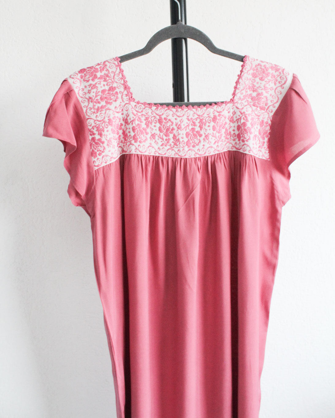 Vestido Tania Bordado Rositas Palo de Rosa