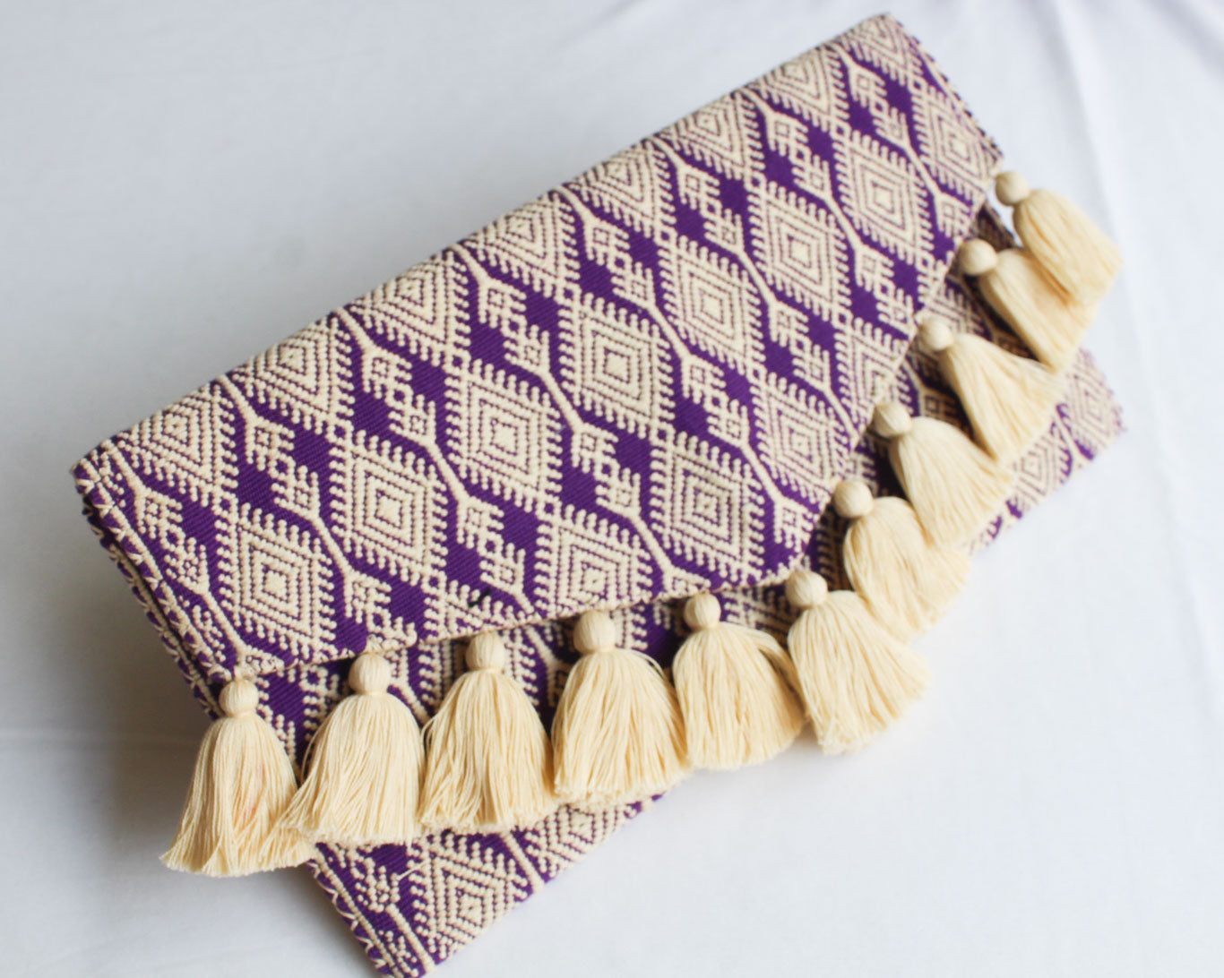 Clutch Artesanal Estrellitas Crema Morado