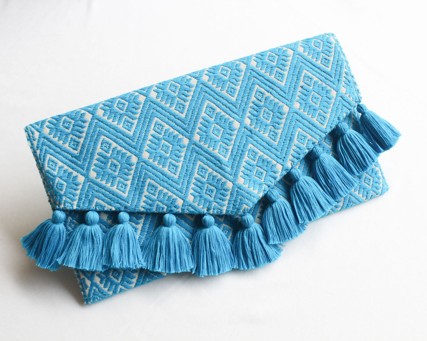 Clutch Artesanal Flores Azul Blanco