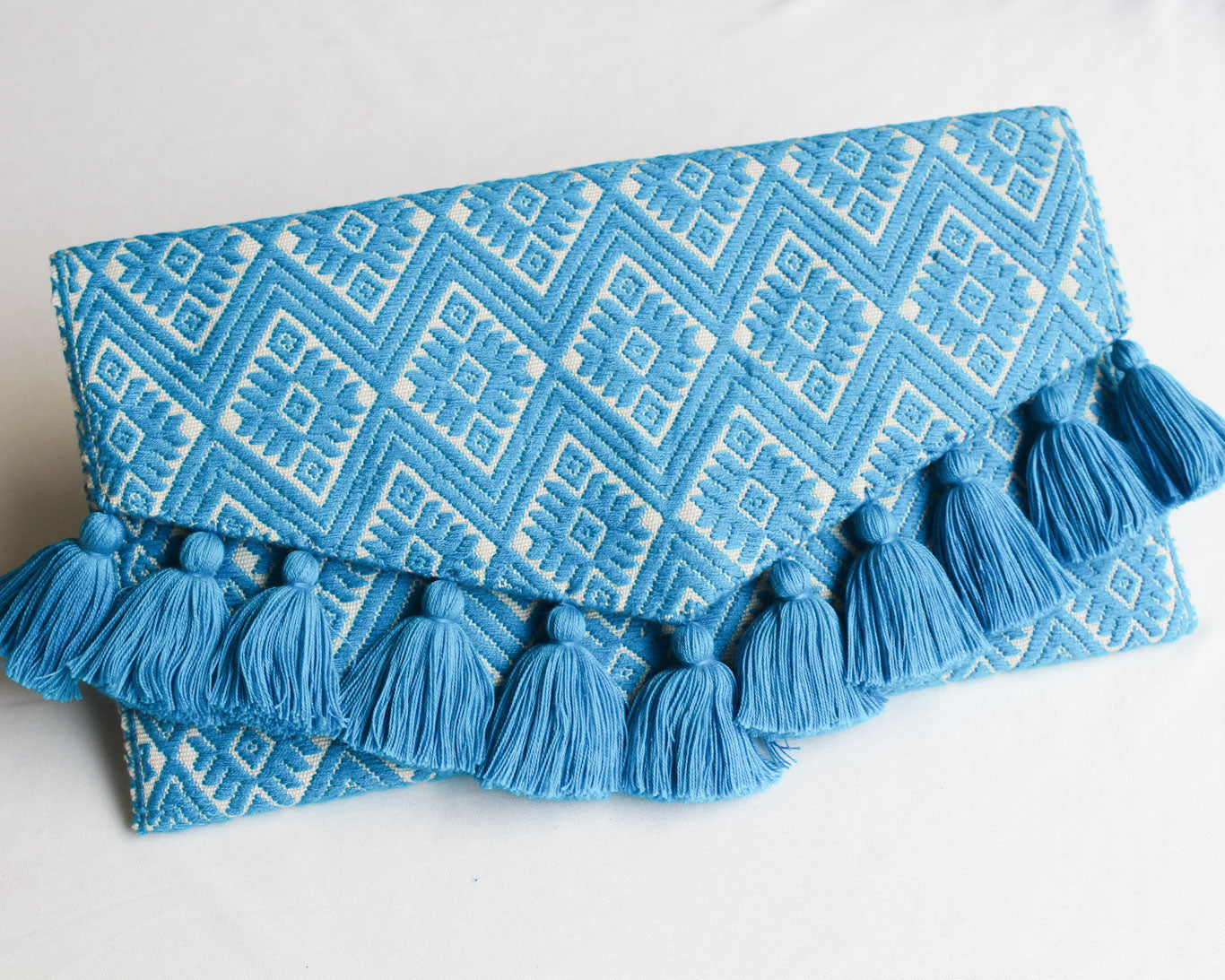 Clutch Artesanal Flores Azul Blanco