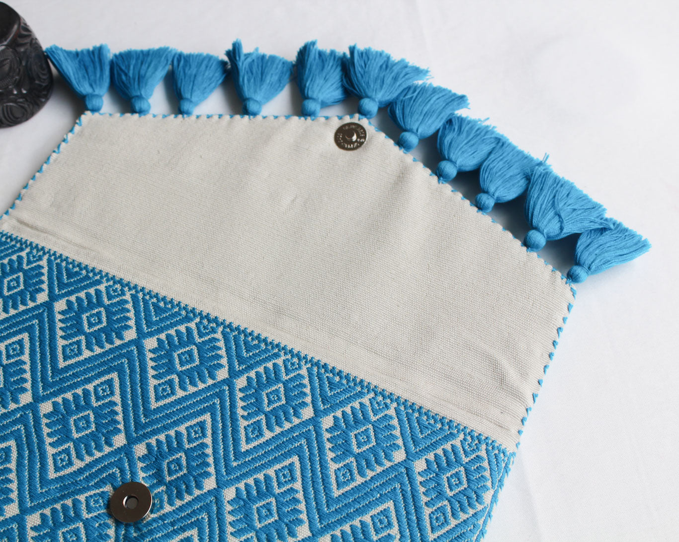 Clutch Artesanal Flores Azul Blanco