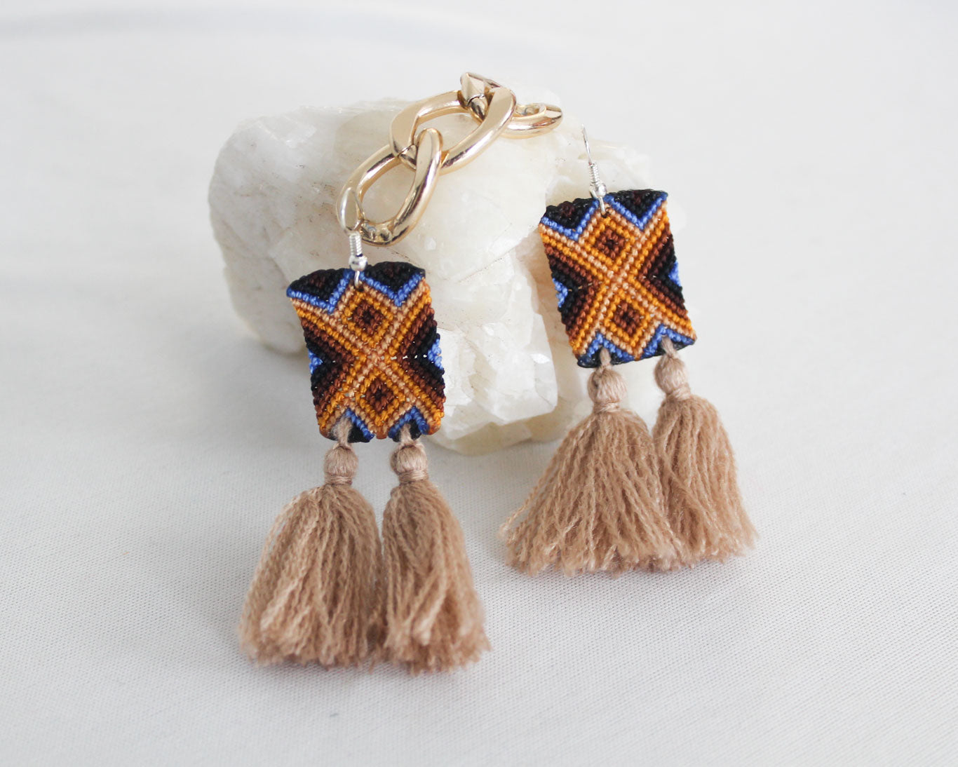 Aretes Rectángulos Tejidos Beige Azul