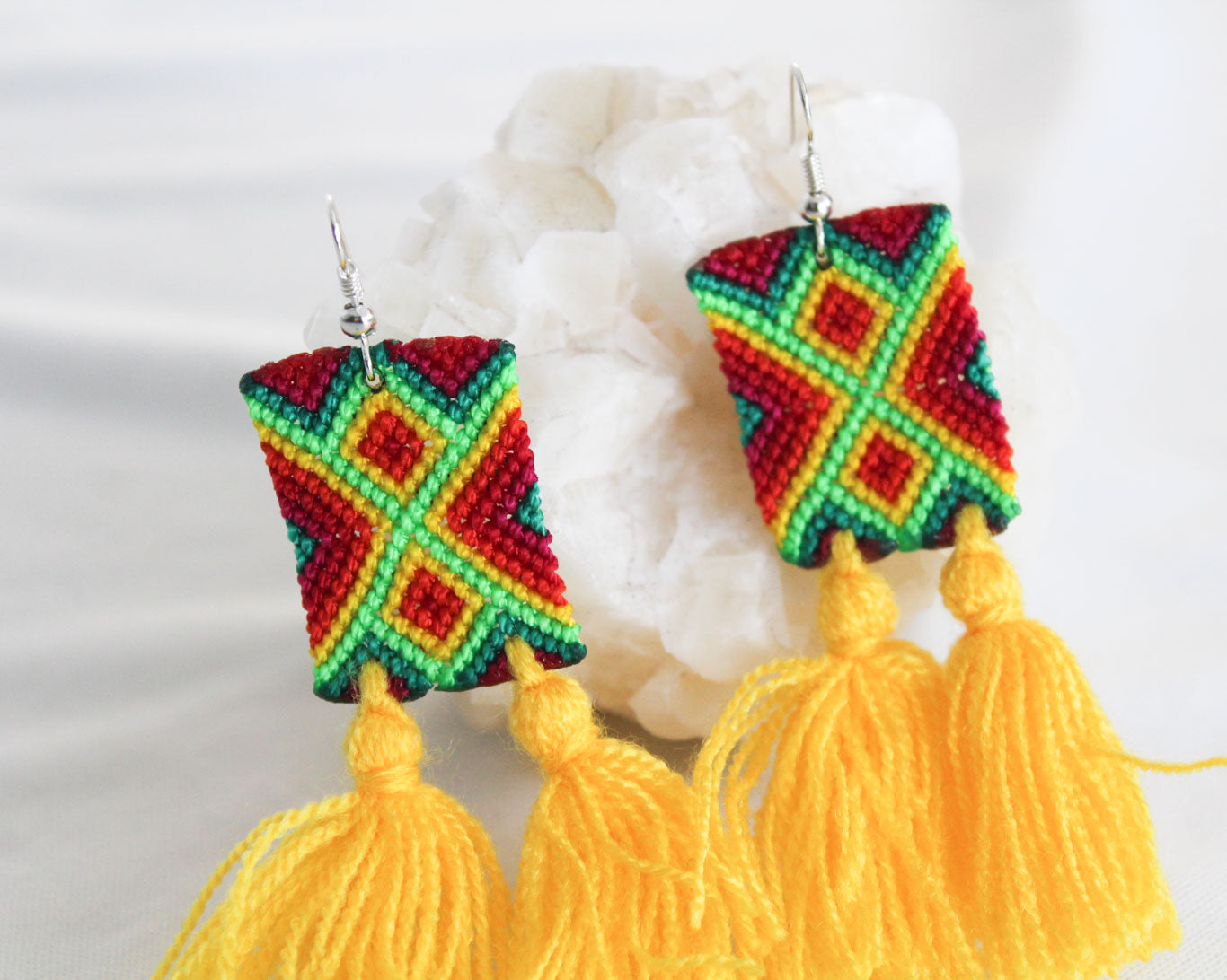Aretes Rectángulos Tejidos Verde / Amarillo