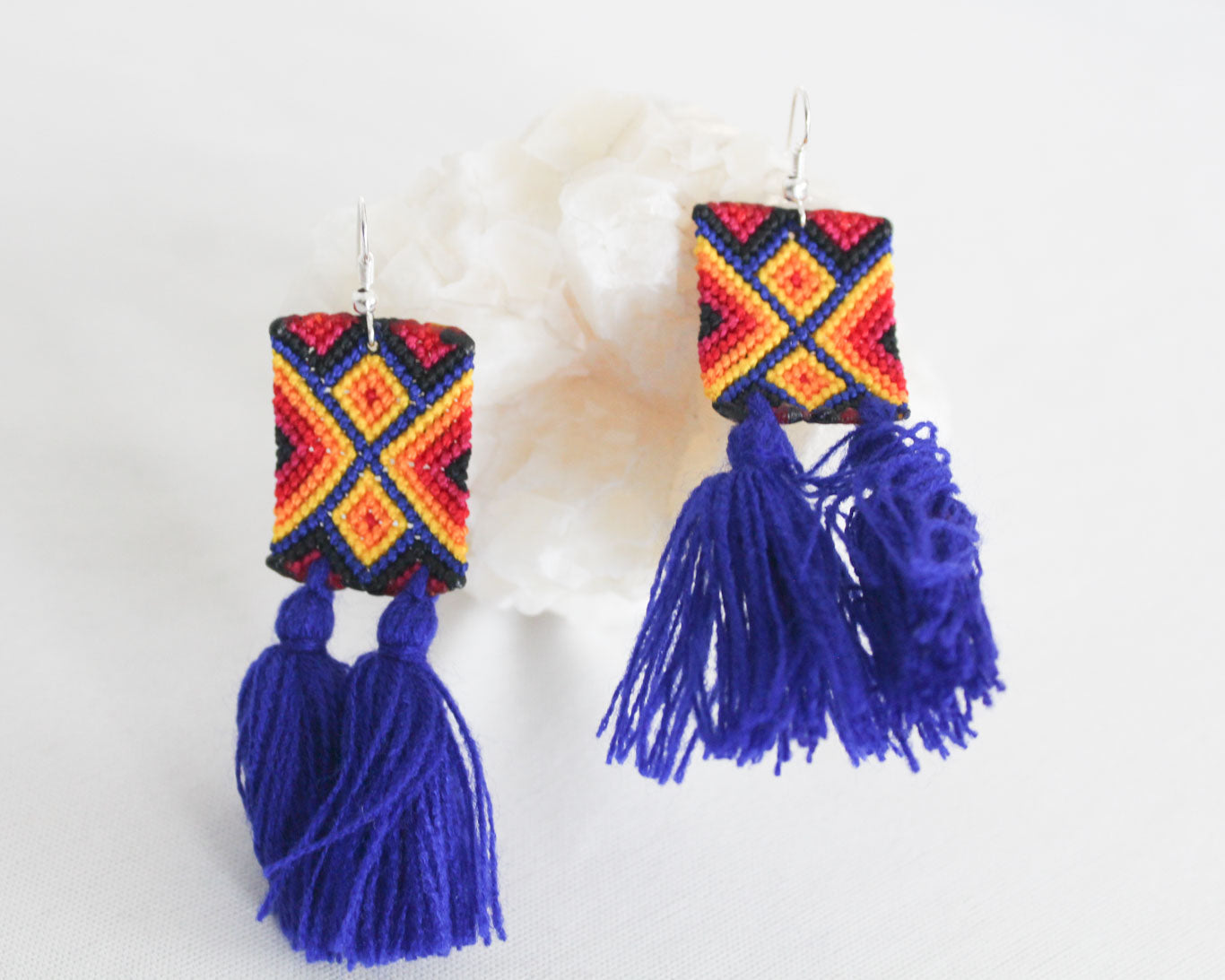Aretes Rectángulos Tejidos Azul Rojo Negro