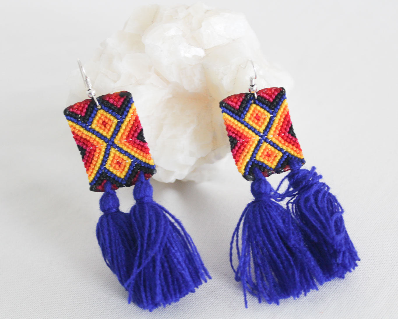 Aretes Rectángulos Tejidos Azul Rojo Negro