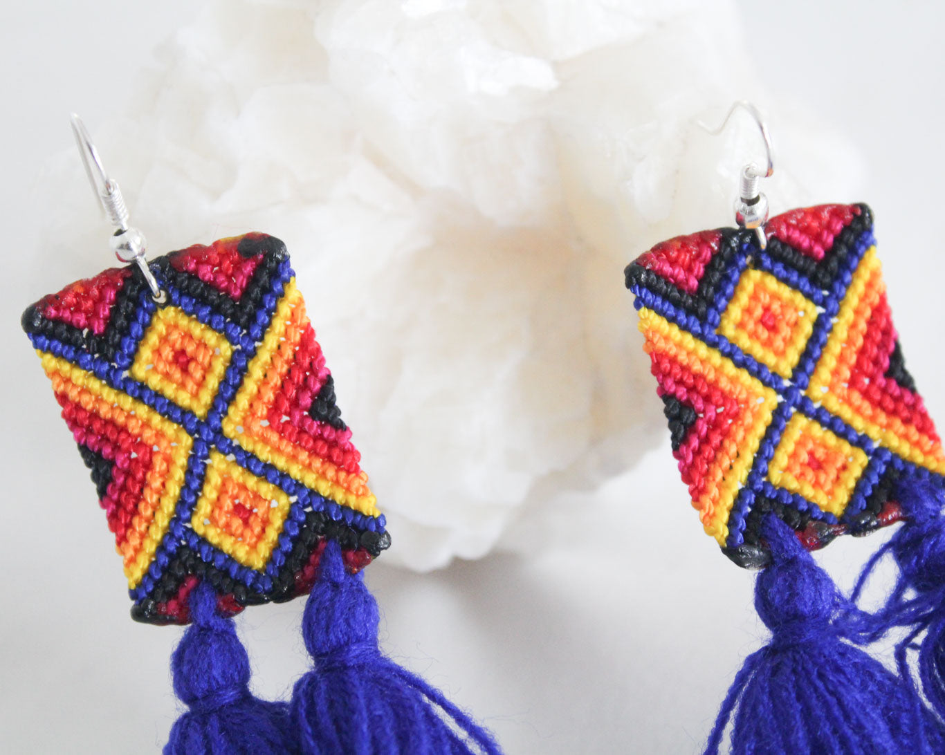 Aretes Rectángulos Tejidos Azul Rojo Negro
