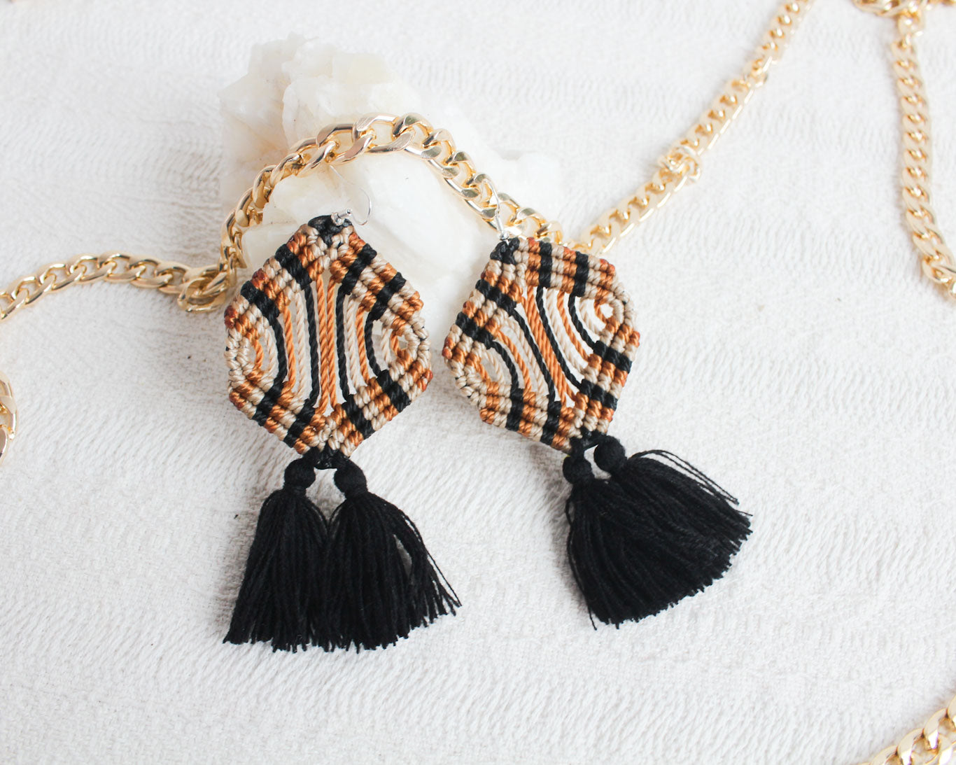 Aretes Tejidos Negro Beige Marrón