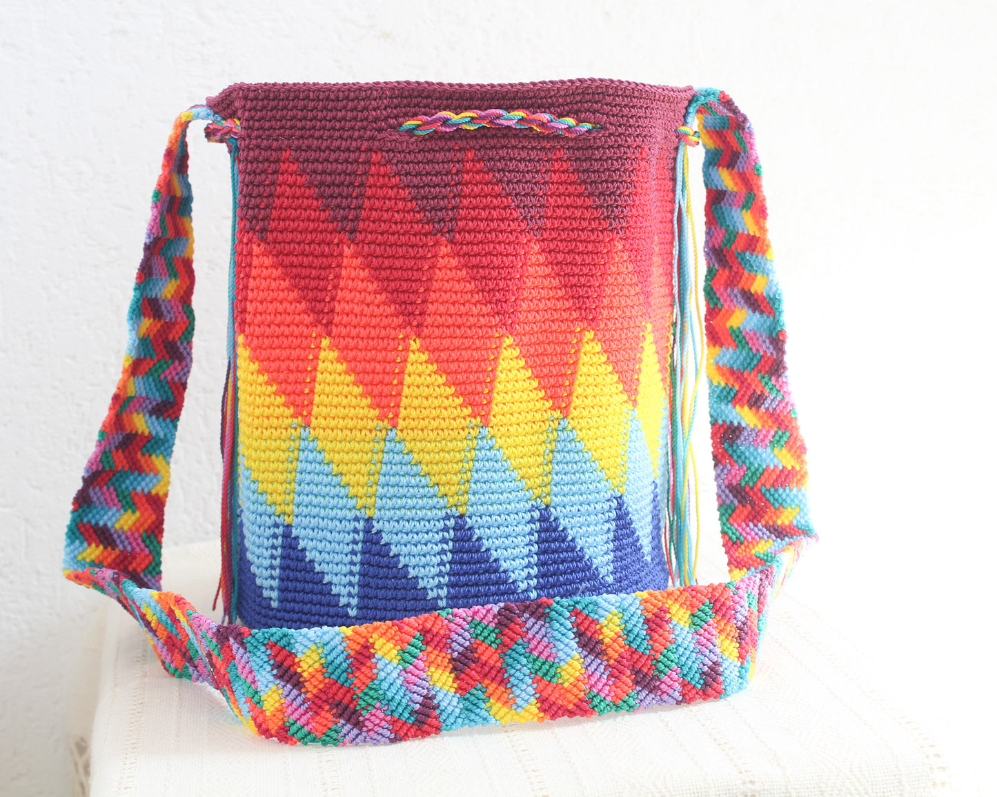 Bolso Morral Rombos Vino Amarillo Azul