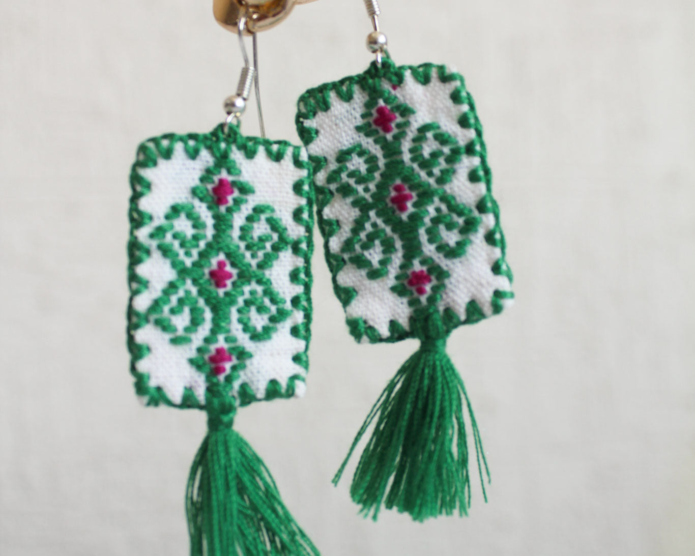 Aretes Rectángulos Bordado Verde Rosa