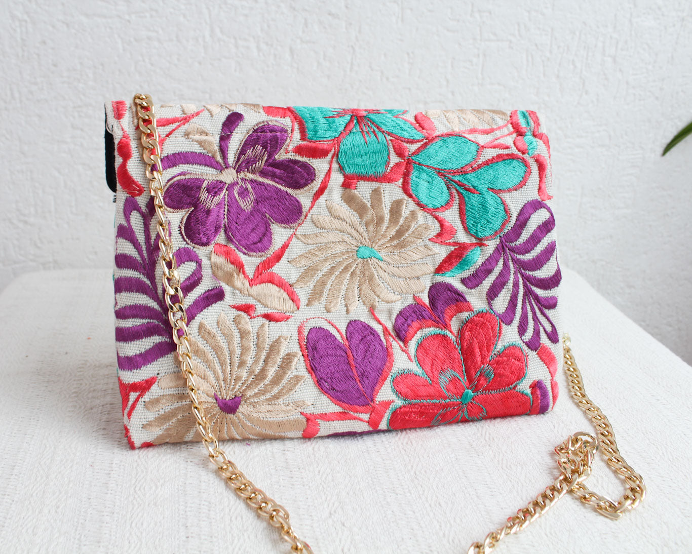 Clutch Bordado Lila Coral Beige T