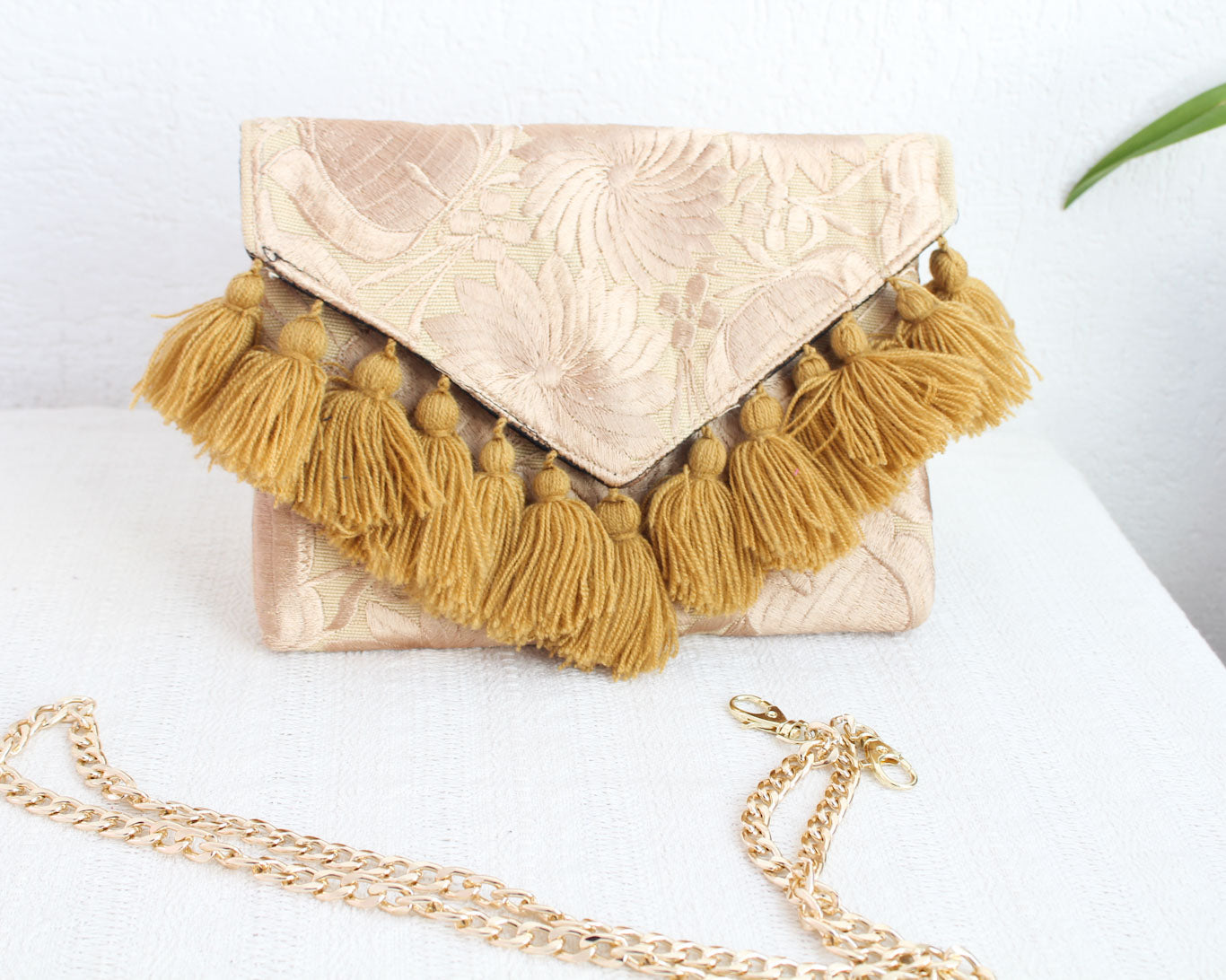 Clutch Bordado Dorada Beige