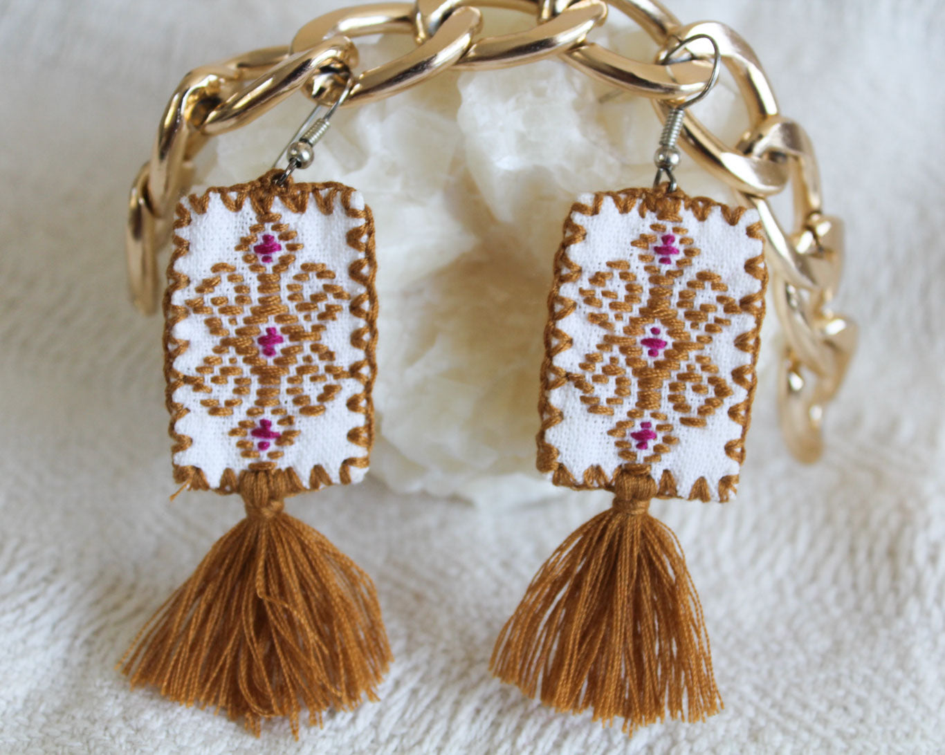 Aretes Rectángulos Bordado Dorado Vino