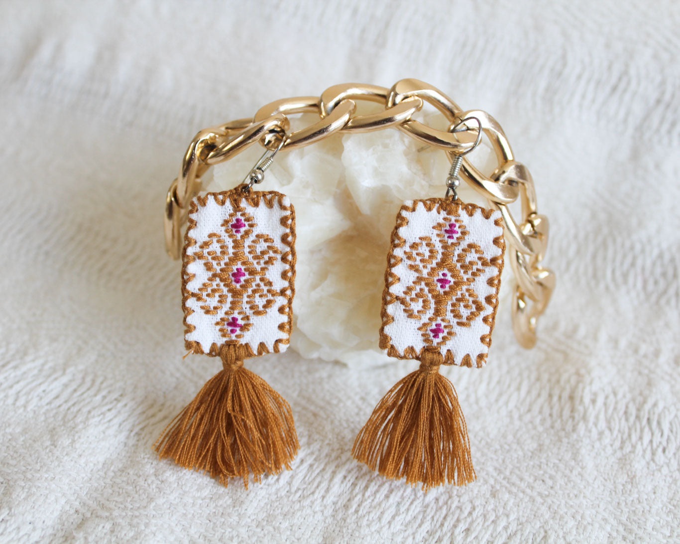Aretes Rectángulos Bordado Dorado Vino