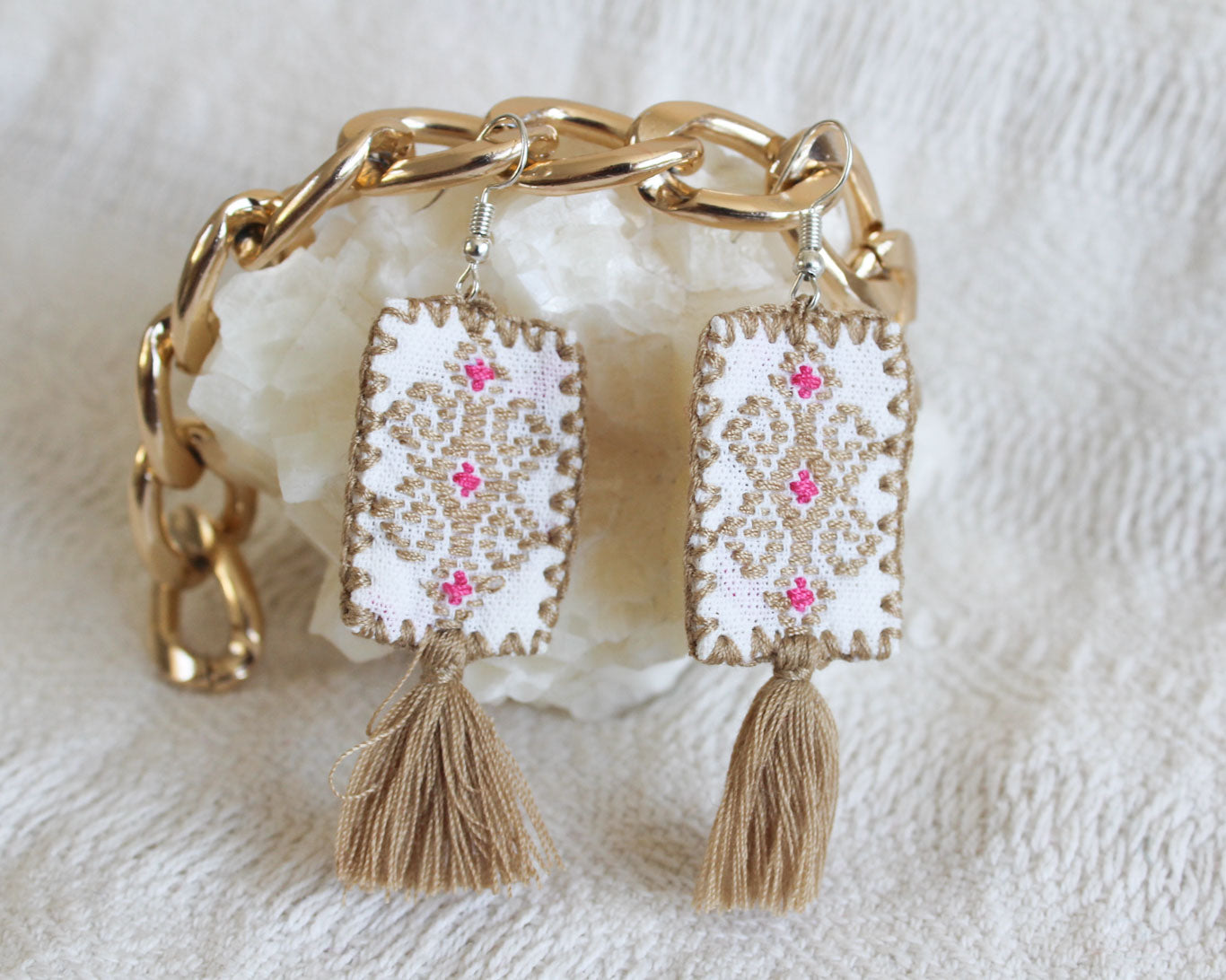 Aretes Rectángulos Bordado Beige