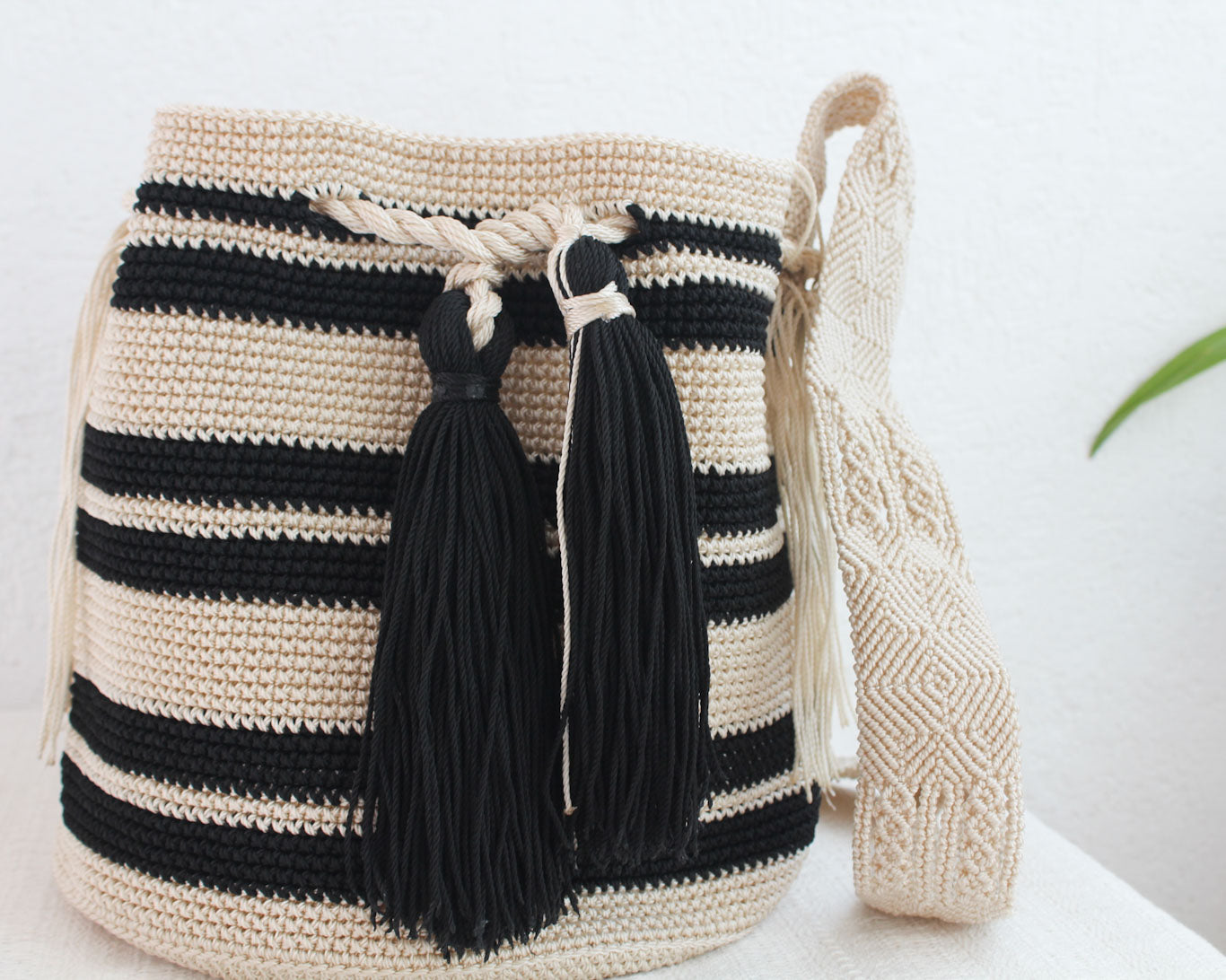 Bolso Morral Negro y Marfil