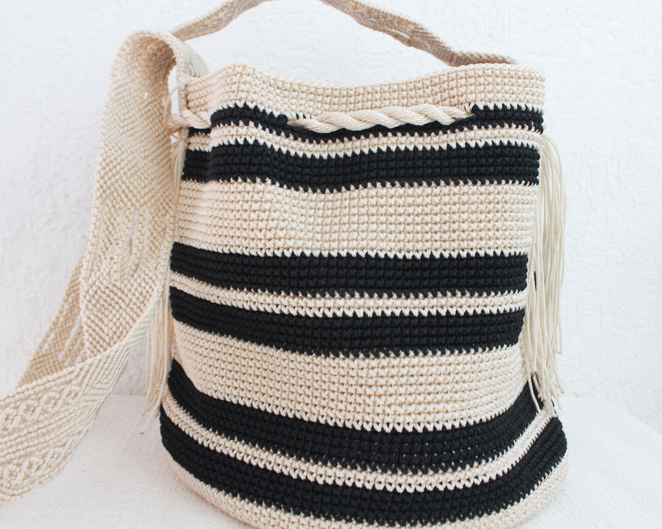 Bolso Morral Negro y Marfil