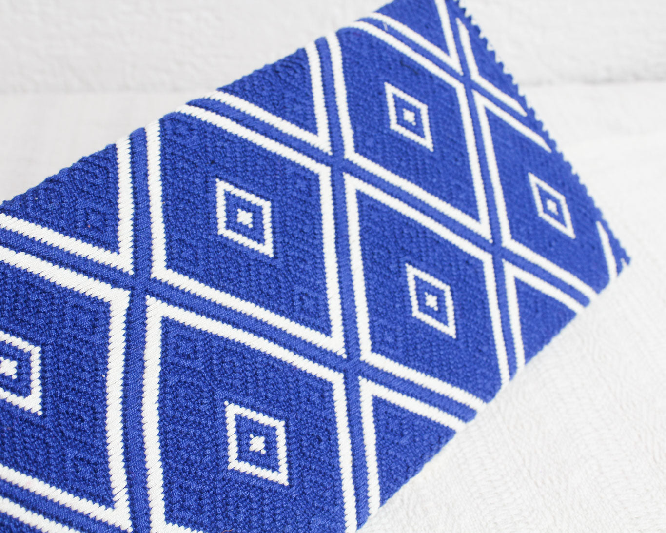 Clutch Artesanal "BATS’I LUCH" Azul Blanco